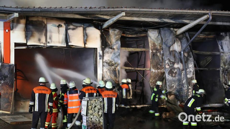 Ein Großaufgebot an Feuerwehrleuten bekämpft das Feuer in der Weigendorfer Fensterfirma. Bild: Wolfgang Steinbacher