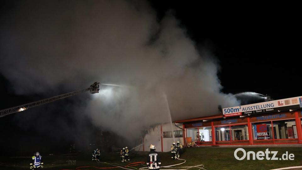 Ein Großaufgebot an Feuerwehrleuten bekämpft das Feuer in der Weigendorfer Fensterfirma. Bild: Wolfgang Steinbacher