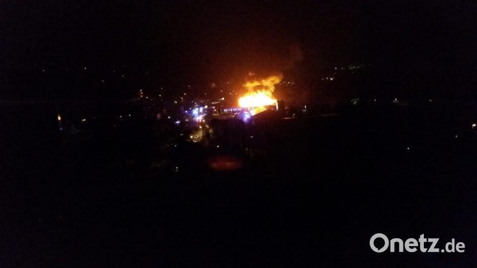 Ein Großaufgebot an Feuerwehrleuten bekämpft das Feuer in der Weigendorfer Fensterfirma. Bild: Maximilian Ruppert