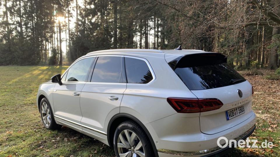 VW Touareg WOB-T 3308 3,0l V6 TDI SCR 210 kW (286 PS) 8-Gang-Automatik (Tirptronic), Oryxweiß Perlmutteffekt Bild: Michael Ascherl