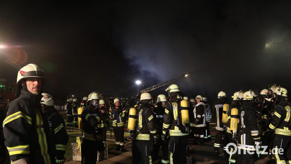 Ein Großaufgebot an Feuerwehrleuten bekämpft das Feuer in der Weigendorfer Fensterfirma. Bild: Wolfgang Steinbacher