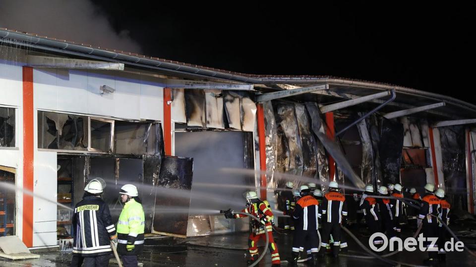 Ein Großaufgebot an Feuerwehrleuten bekämpft das Feuer in der Weigendorfer Fensterfirma. Bild: Wolfgang Steinbacher