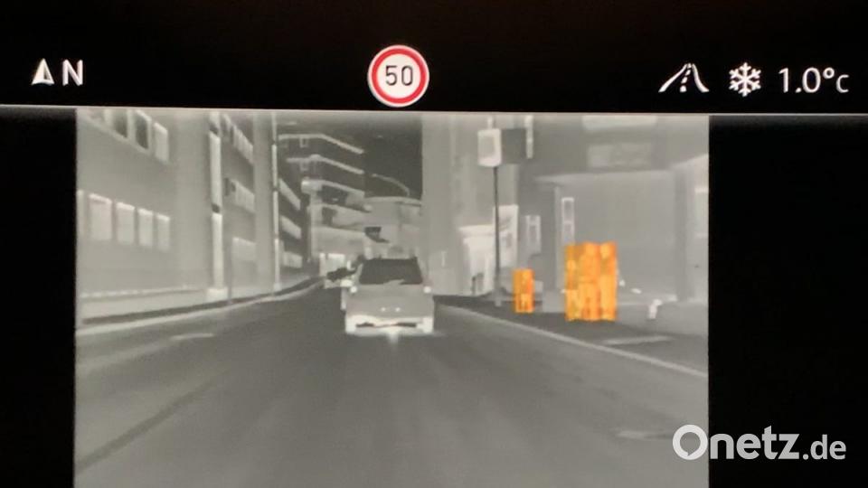 Passanten markiert das nachtsicht-System orangefarben, treten diese in einen Gefahrenbereich, werden sie rot eingefärbt. Das Auto sieht hier deutlich besser als sein Fahrer. Bild: Michael Ascherl