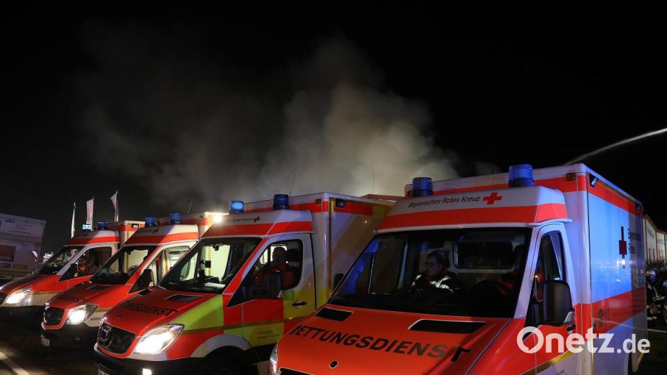 Ein Großaufgebot an Feuerwehrleuten bekämpft das Feuer in der Weigendorfer Fensterfirma. Bild: Wolfgang Steinbacher