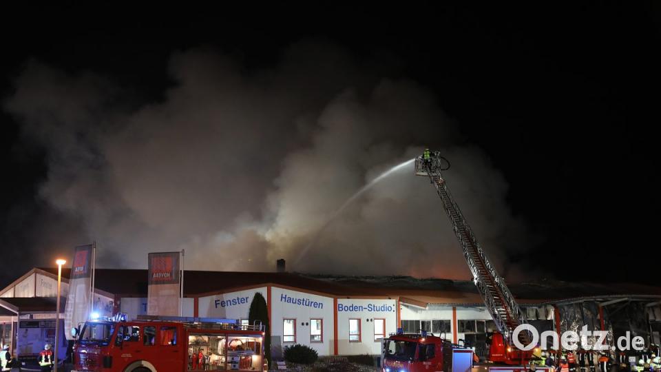 Ein Großaufgebot an Feuerwehrleuten bekämpft das Feuer in der Weigendorfer Fensterfirma. Bild: Wolfgang Steinbacher