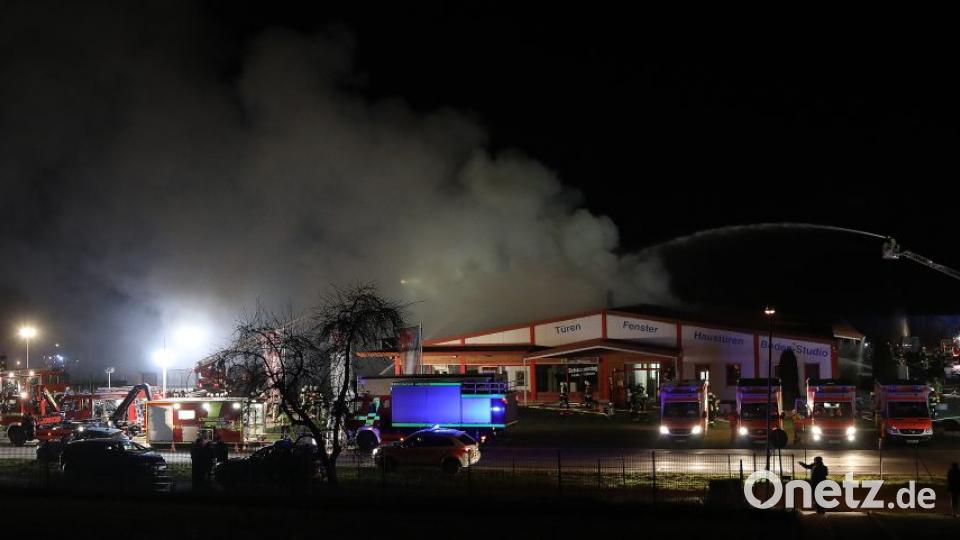 Ein Großaufgebot an Feuerwehrleuten bekämpft das Feuer in der Weigendorfer Fensterfirma. Bild: Wolfgang Steinbacher