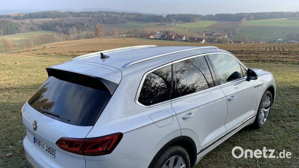Für 5900 Euro bekommt der Kunde ein luftgedertes Adaptivfahrwerk mit Wankstabiliserung. Das putzt Schlaglöcher weg wie nix und lässt den großen Geländewagen um enge Kurven im Stiftland wuseln, als wäre er ein Golf. Bild: Michael Ascherl