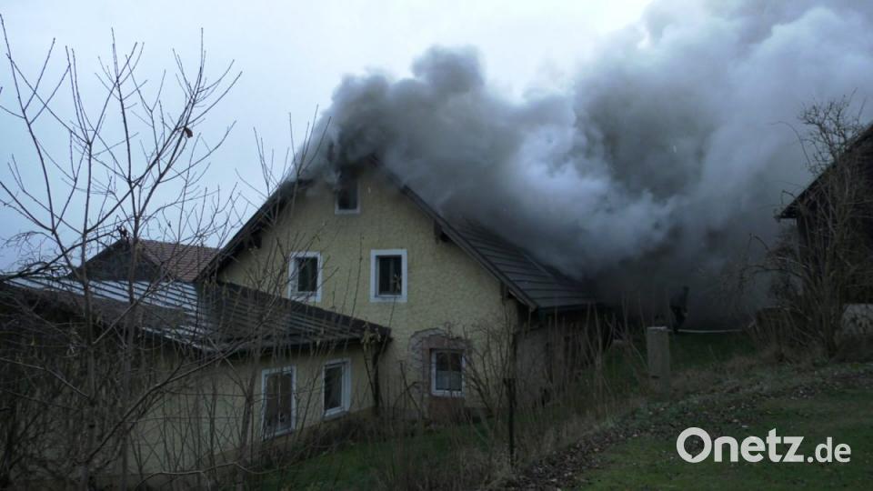 Dichter Rauch steigt aus dem Wohngebäude. Bild: rw