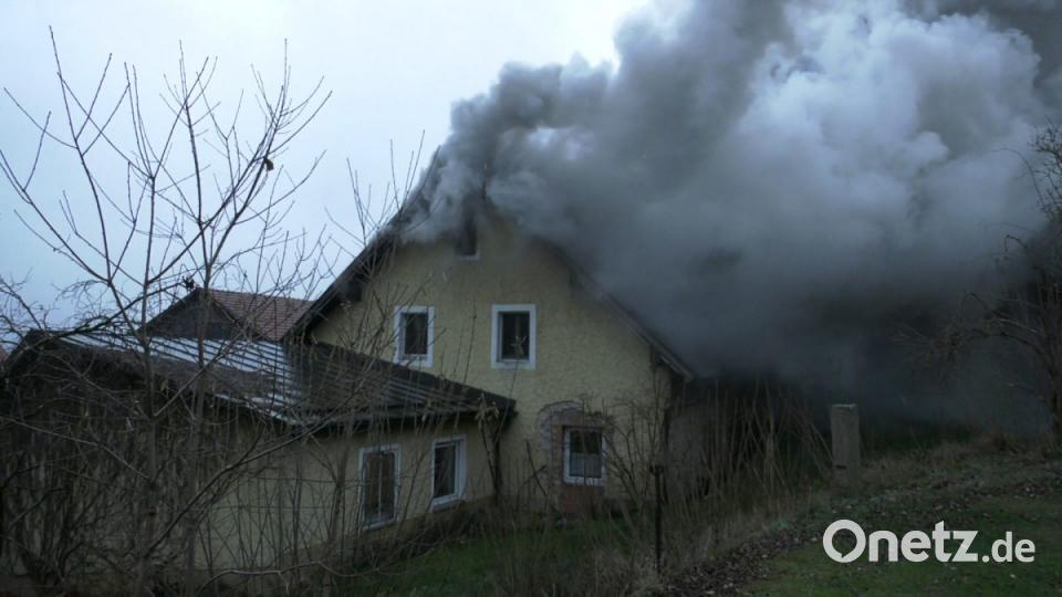 Dichter Rauch steigt aus dem Wohngebäude. Bild: rw