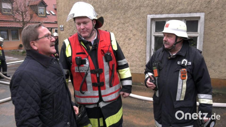 Auch Bürgermeister Hans Donko (links) kommt zum Brandort. Bernhard Schmidt (Mitte), Kommandant der Feuerwehr Erbendorf, und Kreisbrandrat Andreas Wührl informieren über die Lage. Bild: rw