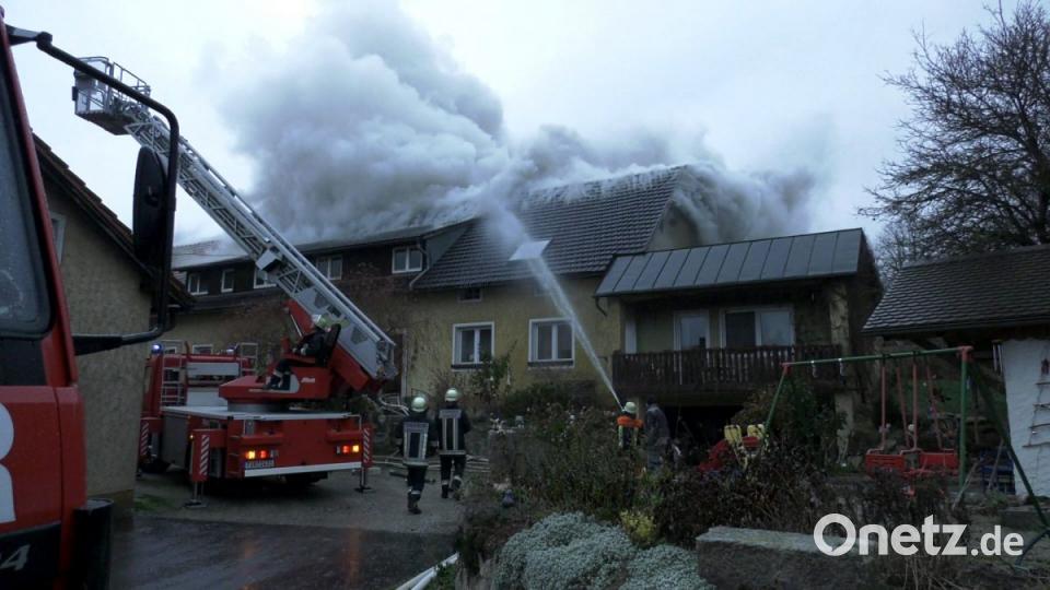 Dichter Rauch steigt aus dem Wohngebäude. Die Feuerwehr Erbendorf ist mit ihrer Drehleiter vor Ort. Bild: rw