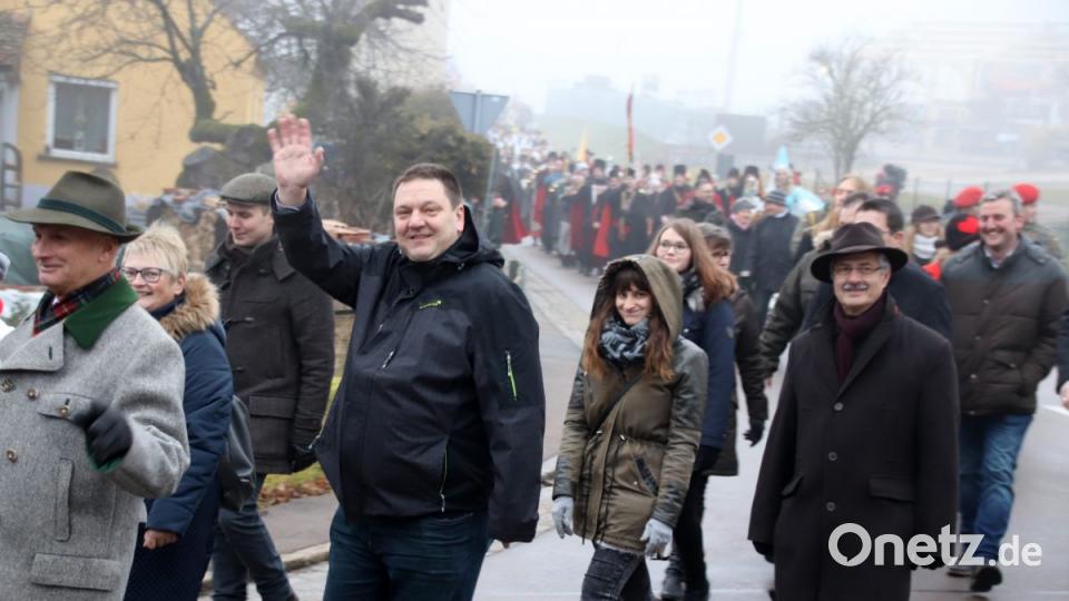 Zu den Teilnehmern am Festzug gehörte auch die politische Prominenz der Region, unter ihr die beiden Bürgermeister Christian Ziegler (Fensterach) und Karl Bley (Nittenau). Bild: Thomas Dobler