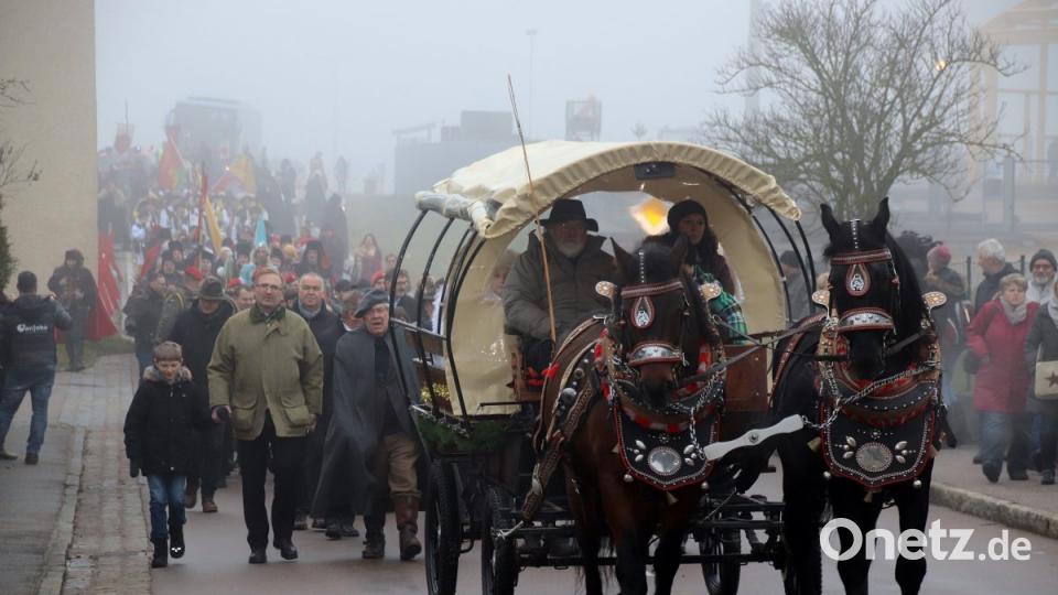 Der Festzug zum Schloss wurde von einer Kutsche aus Schwarzhofen angeführt, die von zwei Warmblütern gezogen wurde. Bild: Thomas Dobler
