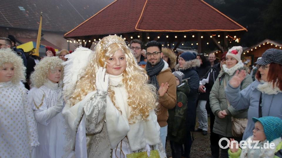 Das Christkind und die Engel auf ihrem Weg durch die Besuchermassen. Bild: Thomas Dobler