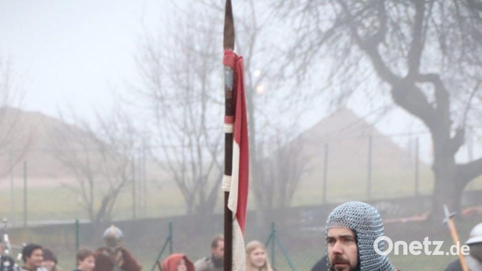 Hoch zu Ross: So wie dieser Ritter hatten sich zahlreiche Mitwirkende dem Thema Mittelater verschieben. Bild: Thomas Dobler