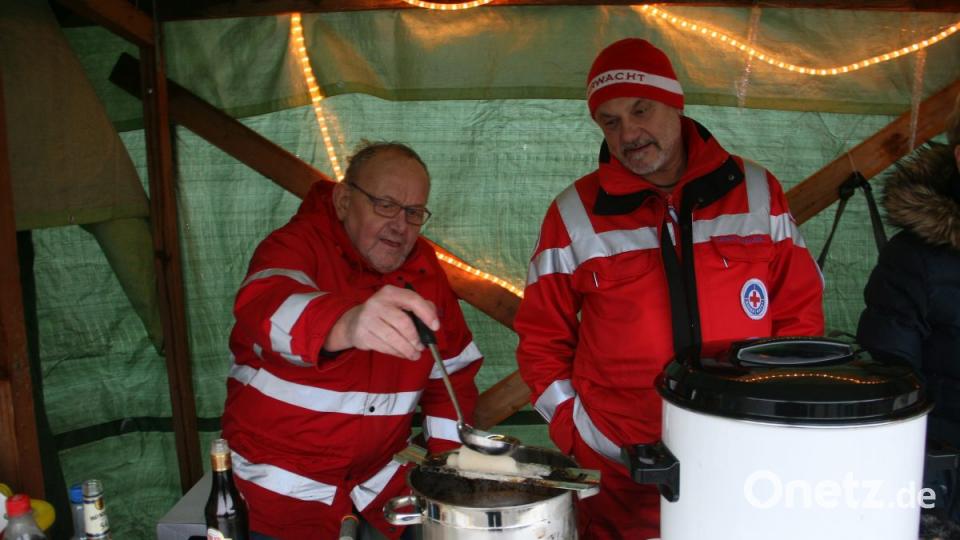 Hochprozentige Feuerzangenbowle war bei der Wasserwacht erhältlich. Karl-Heinz Gold und Wolfgang Bauer (von links) mussten viel Zucker schmelzen, um nachproduzieren zu können. Bild: wro
