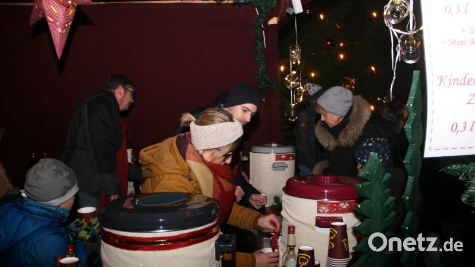 In vielen Töpfen dampfte der Glühwein. Bild: wro