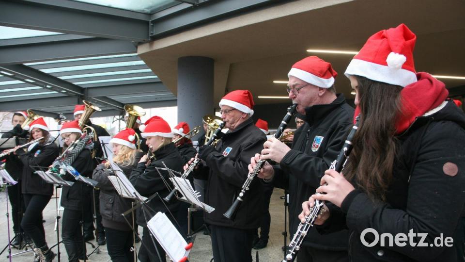 Der Musikverein Wiesau - als Nikoläuse "verkleidet" unterhielt an der Rathaustreppe mit weihnachtlichen Liedern. Bild: wro