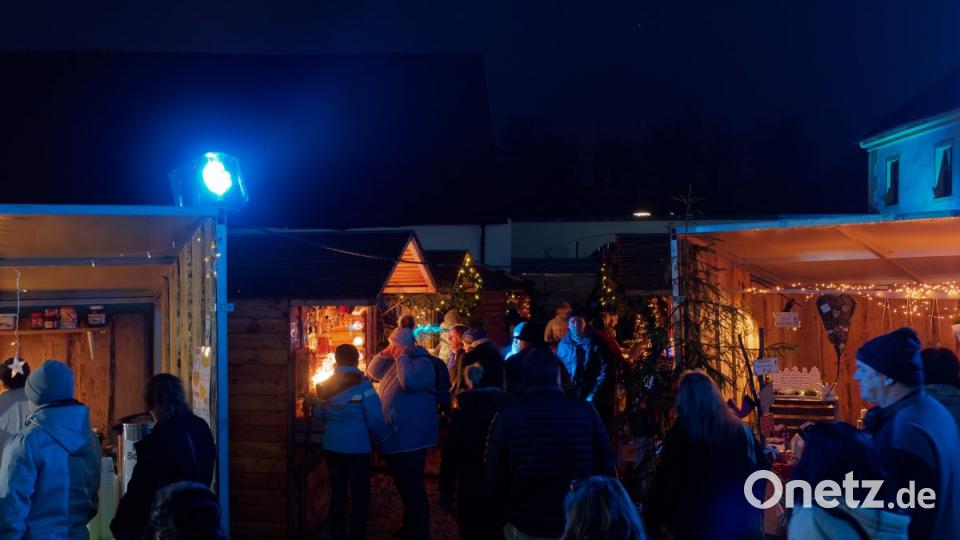 Wer am Samstag den Tirschenreuther Weihnachtsmarkt besuchte, hat alles richtig gemacht. Es blieb nämlich trocken und auch die Temperaturen waren sehr erträglich. Am Sonntag trübten über weite Strecken Regen und Wind das Vergnügen. Bild: tr