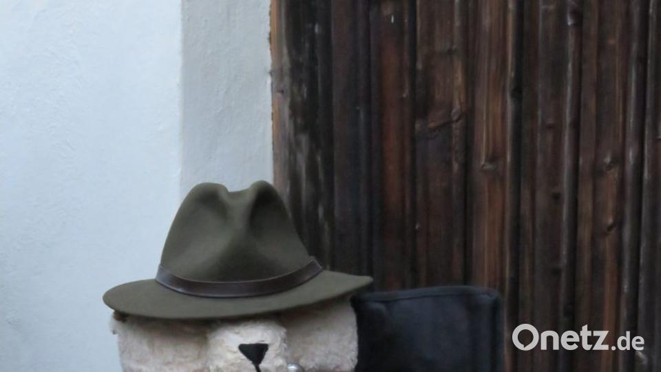 Der Teddybär an der Eingangstür zum Schuppen wurde kurzerhand zum Maskottchen der Jagdhornbläser ernannt. Bild: ubb