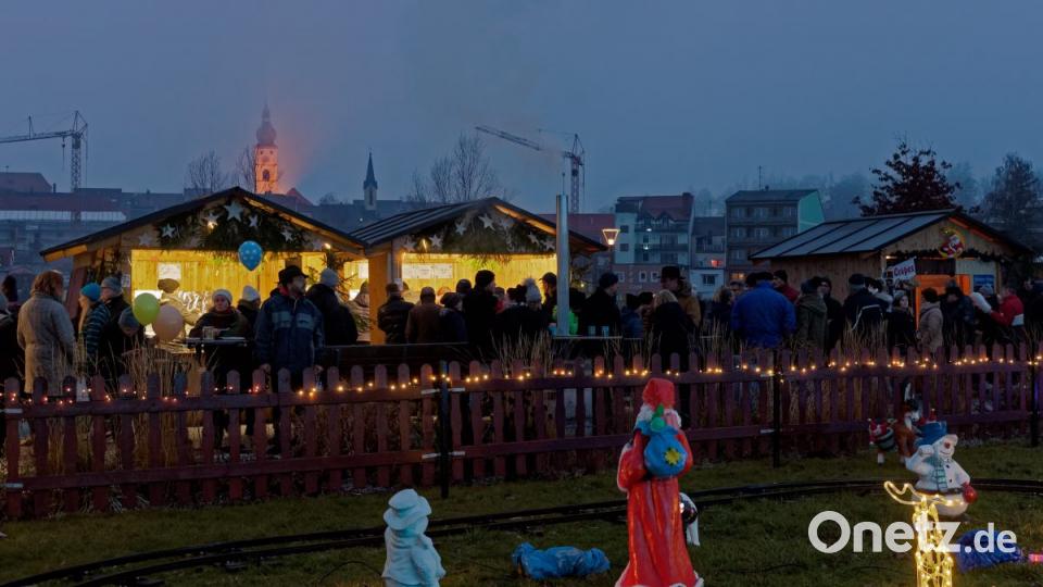 Wer am Samstag den Tirschenreuther Weihnachtsmarkt besuchte, hat alles richtig gemacht. Es blieb nämlich trocken und auch die Temperaturen waren sehr erträglich. Am Sonntag trübten über weite Strecken Regen und Wind das Vergnügen. Bild: tr