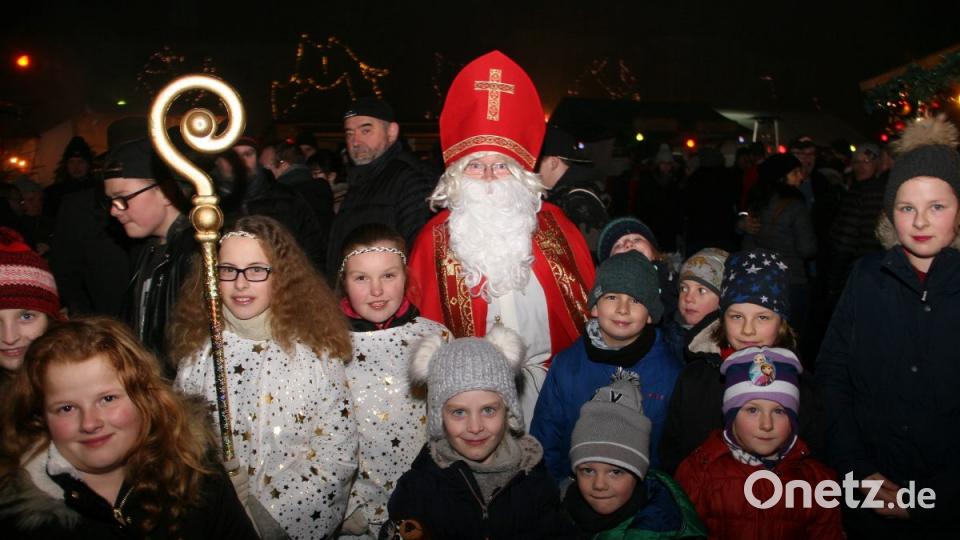 Der Heilige Mann, mit Bischofsmütze, Stab und rotem Mantel war stets dicht umringt. Bild: wro