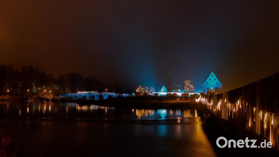 Wer am Samstag den Tirschenreuther Weihnachtsmarkt besuchte, hat alles richtig gemacht. Es blieb nämlich trocken und auch die Temperaturen waren sehr erträglich. Am Sonntag trübten über weite Strecken Regen und Wind das Vergnügen. Bild: tr