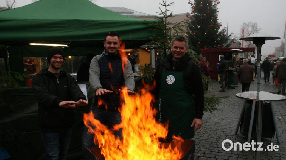 Dafür, dass die Hände nicht kalt wurden, sorgte der Fischereiverein mit seiner stets beliebten Feuerstelle. Bild: wro