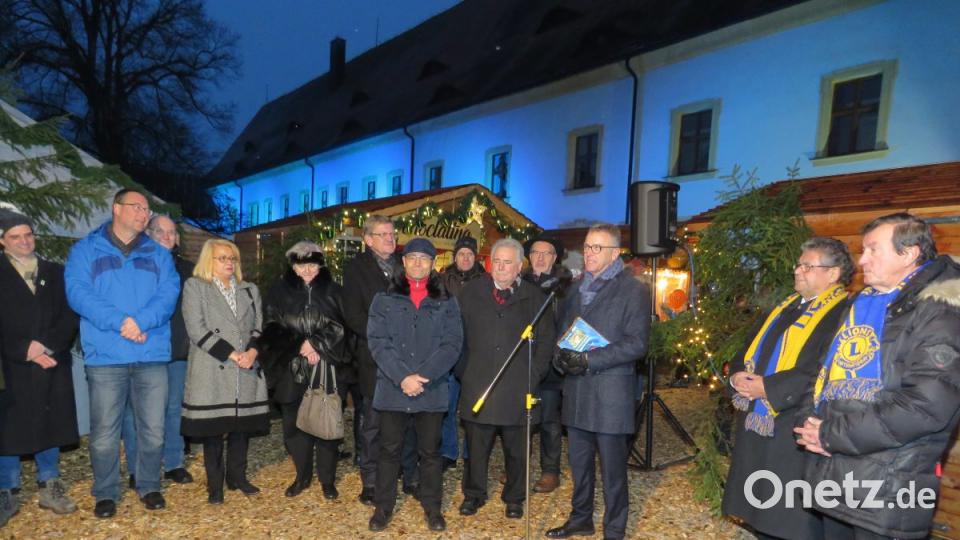 Bürgermeister Franz Stahl eröffnete den Weihnachtsmarkt. Bild: ubb
