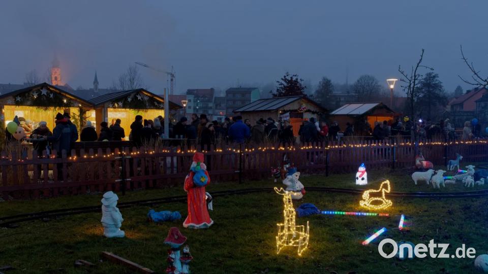 Wer am Samstag den Tirschenreuther Weihnachtsmarkt besuchte, hat alles richtig gemacht. Es blieb nämlich trocken und auch die Temperaturen waren sehr erträglich. Am Sonntag trübten über weite Strecken Regen und Wind das Vergnügen. Bild: tr