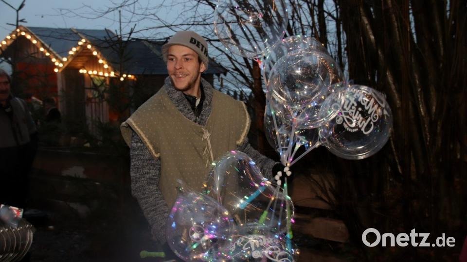Ein Clou auf dem Weihnachtsmarkt sind die Ballons, die Seifenblasen ähneln und blinken. Bild: td