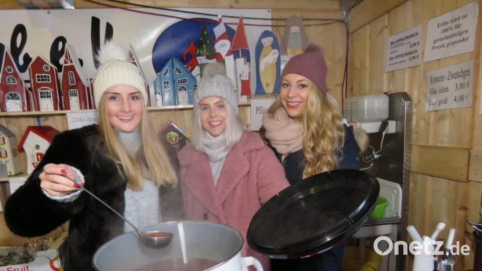 Heißer Glühwein, von netten Mädels serviert, war der Renner. Bild: ubb