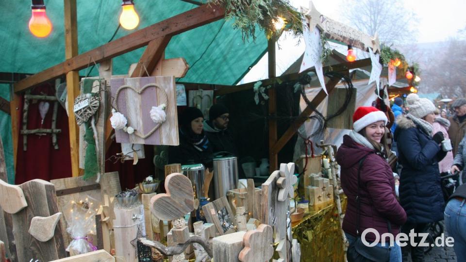 Im Angebot war auch Selbstgebasteltets aus Holz, Stroh und Wolle. Bild: wro