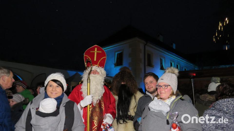 Der Nikolaus beschenkt junge Familien. Bild: ubb