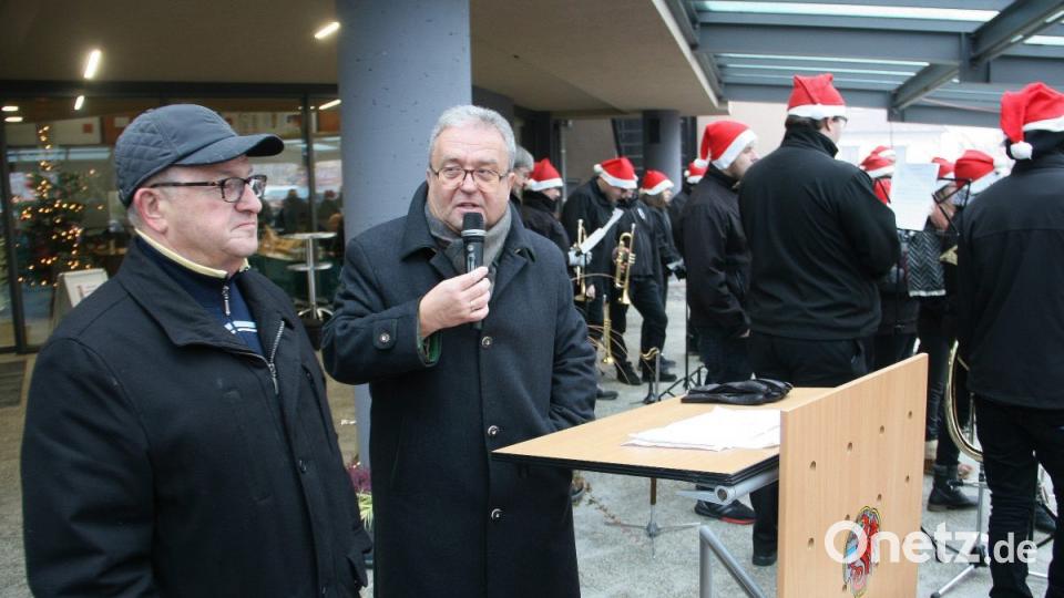 Eröffnet wurde Veranstaltung am Rathaus von Bürgermeister Toni Dutz und zweiten Bürgermeister Fritz Holm (von rechts). Damit erfolgte zugleich auch der Startschuss für den "lebendigen Adventskalender". Bild: wro