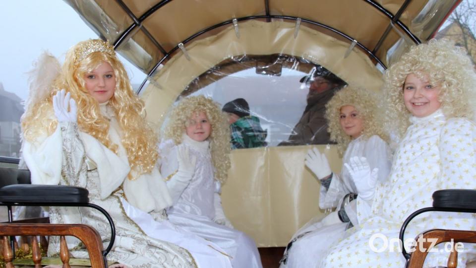 Zum &quot;Romantischen Weihnachtsmarkt&quot; auf Schloss Guteneck gehören auch drei Engel. Sie durften beim Festzug in der Kutsche mitfahren. Bild: Thomas Dobler