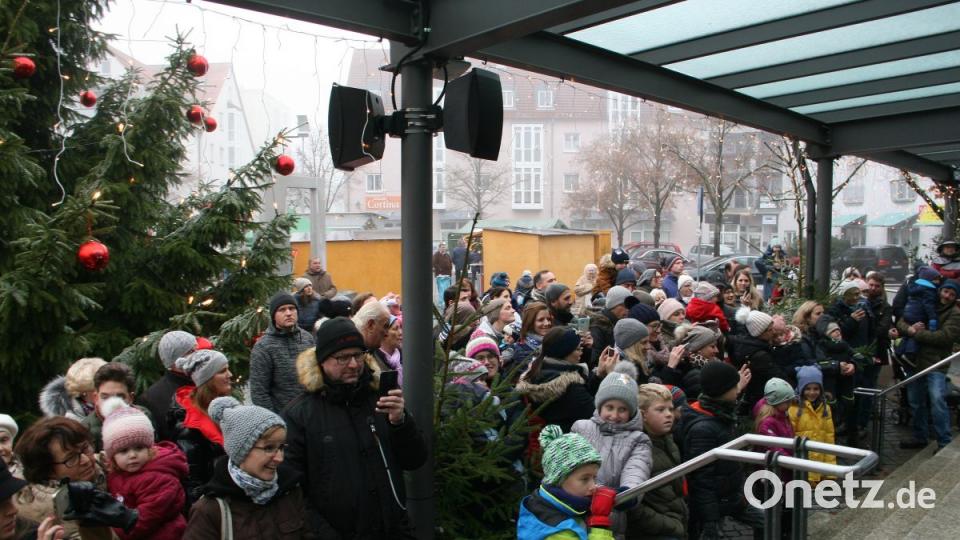 Die Eröffnung am Rathaus lockte zahlreiche Schaulustige an. Bild: wro