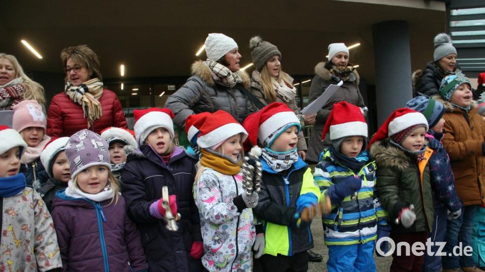 Die Buben und Mädchen des Kindergartens St. Elisabeth eröffnen den 32. Wiesauer Weihnachtsmarkt. Bild: wro