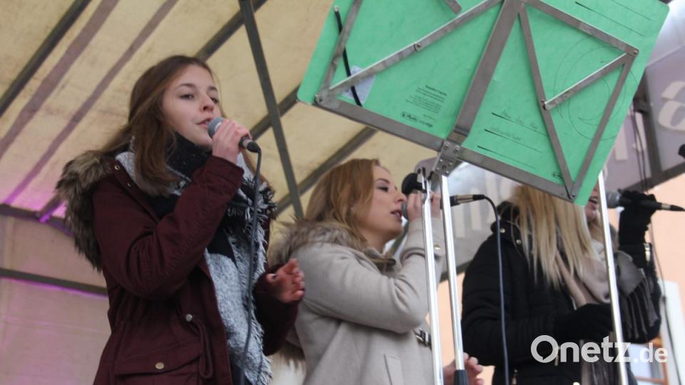 Viel geboten, zu sehen und zu hören, bekamen die Besucher des 40. Oberviechtacher Christkindlmarktes. Bild: frd