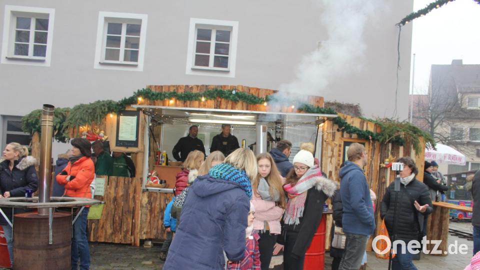 Viel geboten, zu sehen und zu hören, bekamen die Besucher des 40. Oberviechtacher Christkindlmarktes. Bild: frd