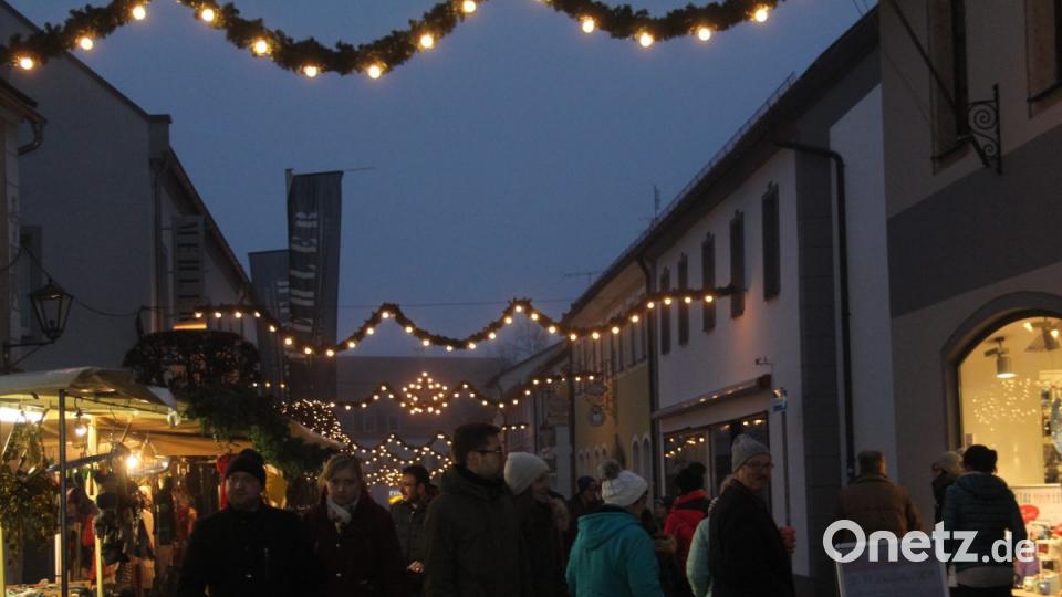 Viel geboten, zu sehen und zu hören, bekamen die Besucher des 40. Oberviechtacher Christkindlmarktes. Bild: frd