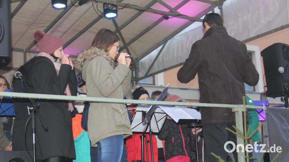 Viel geboten, zu sehen und zu hören, bekamen die Besucher des 40. Oberviechtacher Christkindlmarktes. Bild: frd