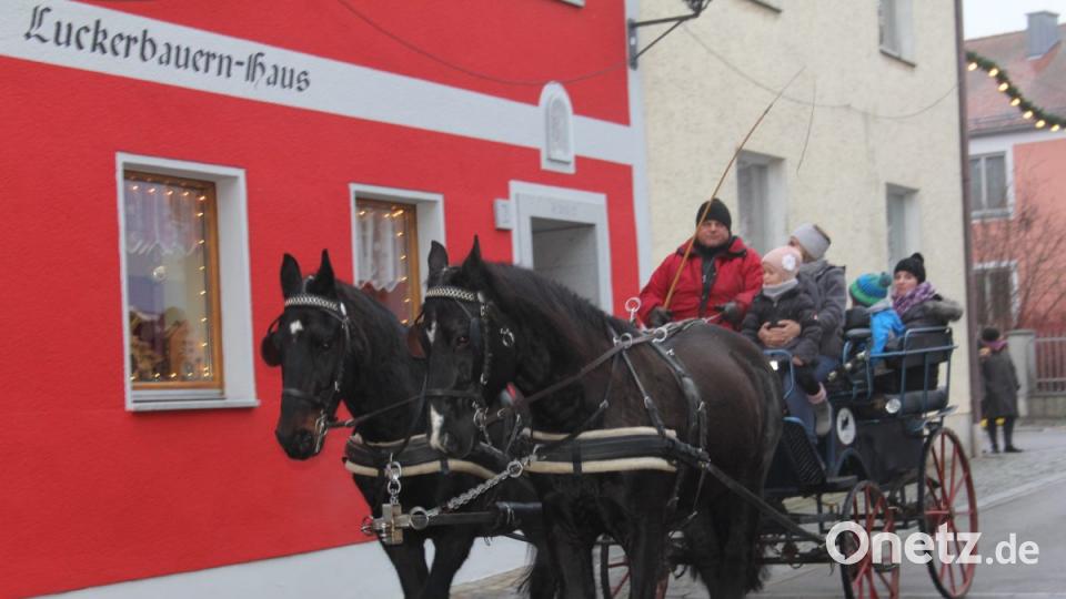 Viel geboten, zu sehen und zu hören, bekamen die Besucher des 40. Oberviechtacher Christkindlmarktes. Bild: frd