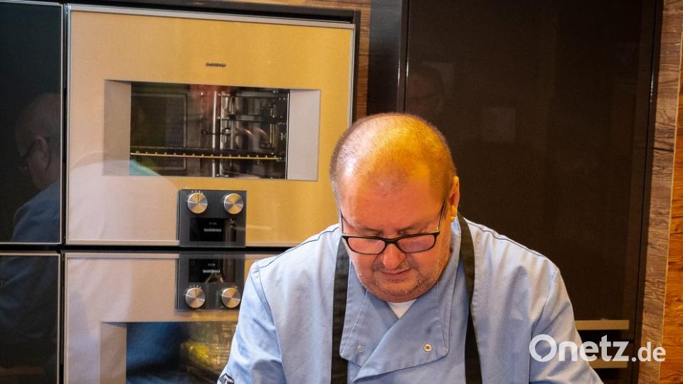 Insgesamt fünf Gänge bereiten die Kursteilnehmer an diesem Abend unter der Anleitung von Christian Bücherl selbst zu. Bild: chl