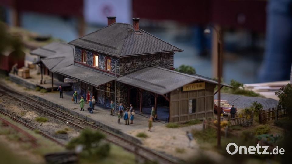 Als Gastverein waren die Modelleisenbahnfreunde Pleystein eingeladen, die ein eigenes Modul zeigten. Dort fanden sich auf kleinem Raum schön gestaltete Bilder, welche die Eslarner Bocklbahn mit Bahnhof und Holzverladezug wiederaufleben ließen. Bild: pml