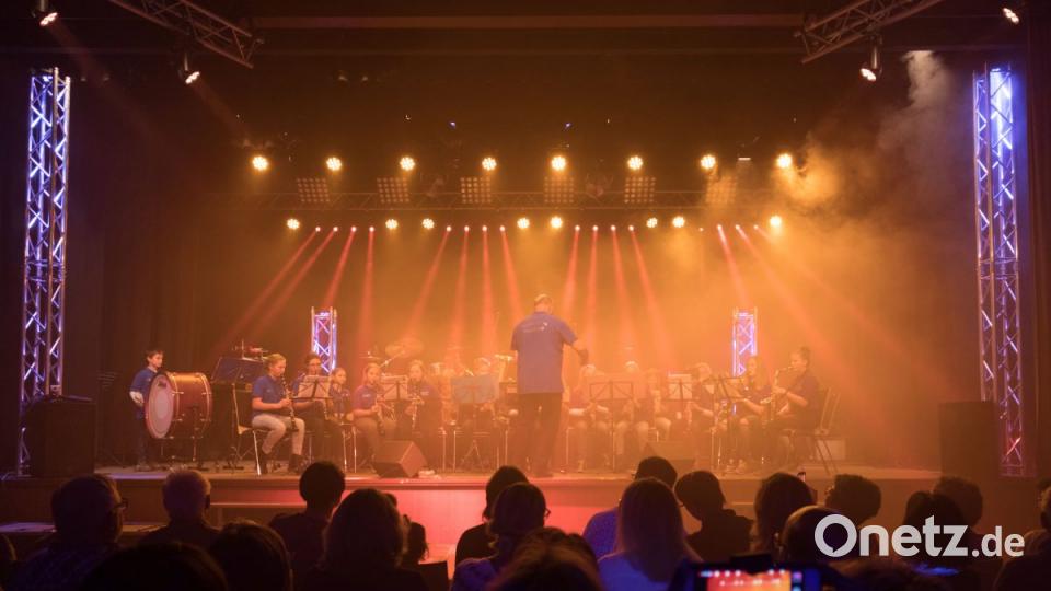 Das Nachwuchsorchester des Musikvereins Waidhaus unter Leitung von Hermann Mack sorgt für gute Stimmung. Das Publikum bedankt sich mit großem Applaus bei den jungen Musikern. Bild: dtr