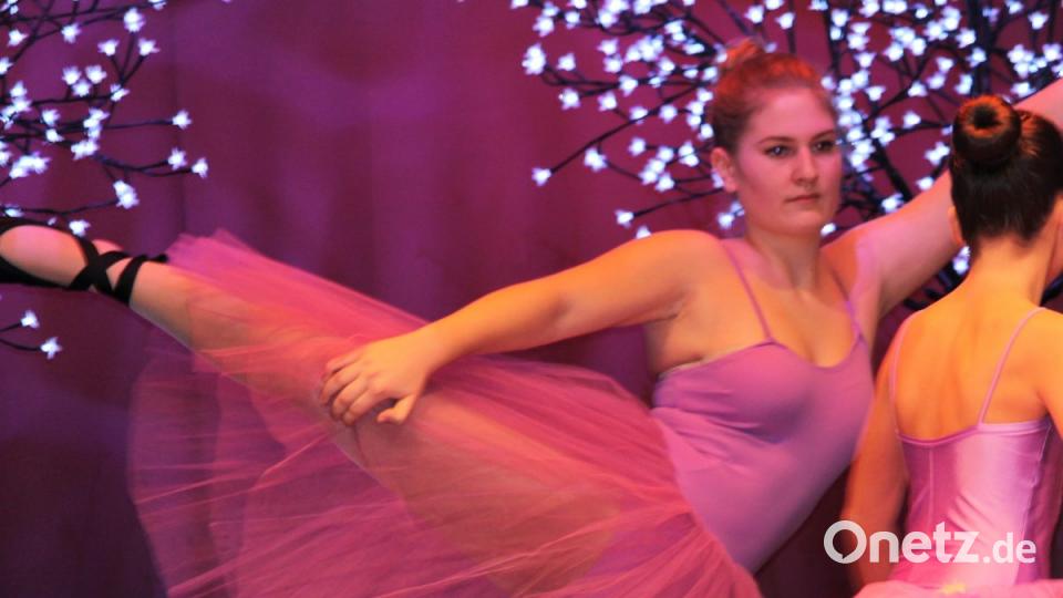 Fast ein Jahrzehnt tanzt Annika Lehnert auf Spitzen und unterstützt ihre Tanzlehrerin im Unterricht der Kleinen. Bild: Dagmar Williamson