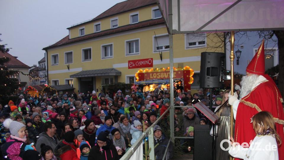 Viel geboten, zu sehen und zu hören, bekamen die Besucher des 40. Oberviechtacher Christkindlmarktes. Bild: frd
