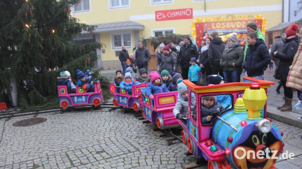 Viel geboten, zu sehen und zu hören, bekamen die Besucher des 40. Oberviechtacher Christkindlmarktes. Bild: frd