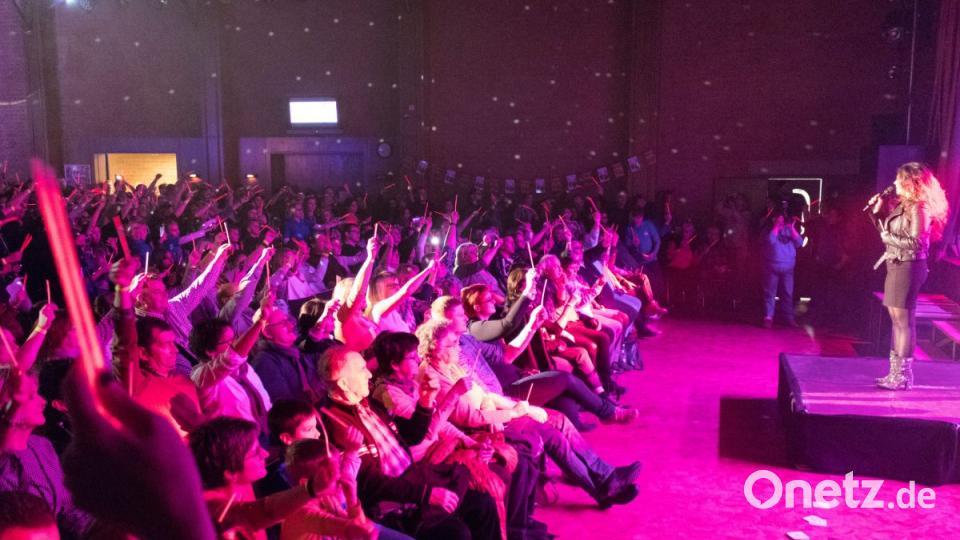500 Menschen sind beim Benefizkonzert &quot;Hilfe für Renate&quot; am Freitagabend in der Vohenstraußer Stadthalle dabei. Der Abend ist in jeder Hinsicht ein voller Erfolg. Hauptinitiatorin ist die Waidhauser Sängerin Andrea Marie (rechts). Bild: dtr